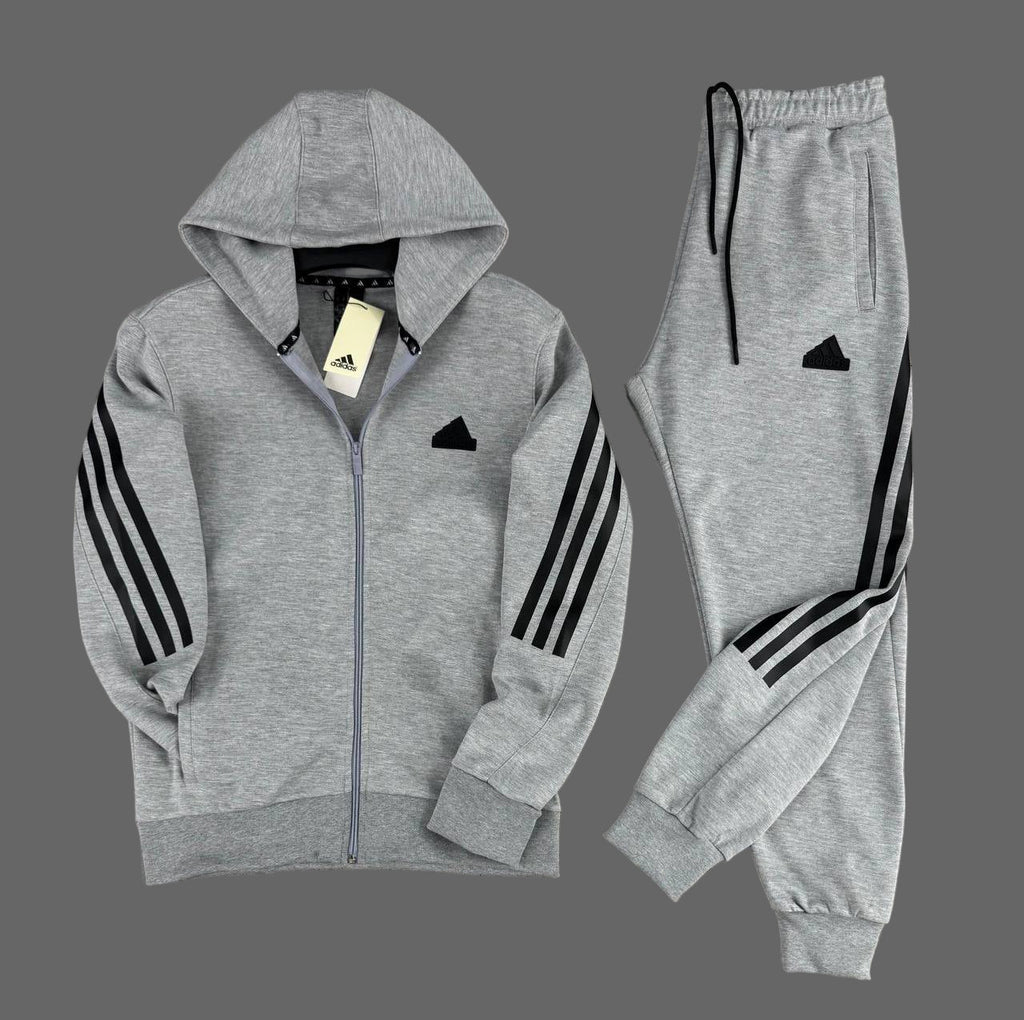 Muži športový súprava Adidas, sivá z zvislými čiernymi pruhmi