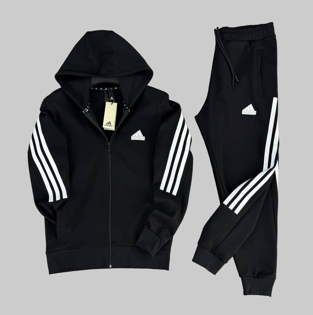 Muži športový súprava Adidas, čierna z zvislými bielymi pruhmi