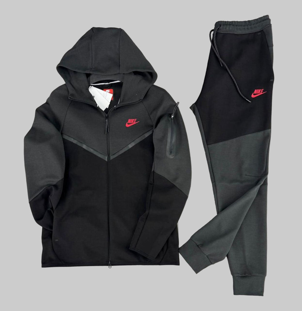 pánska tepláková súprava Nike Tech Fleece, čierna a grafitová, s čiernymi pruhmi, vreckom na rukáve a červeným logom