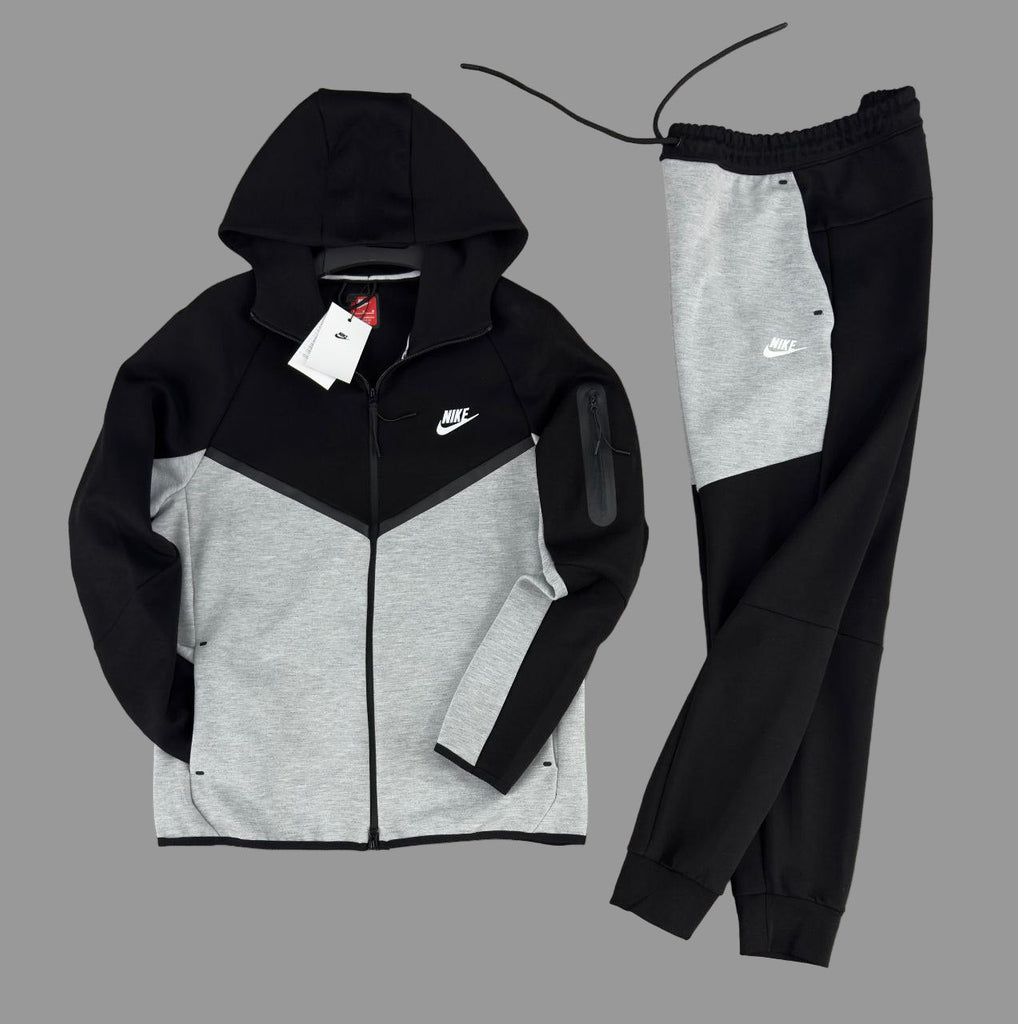 pánska tepláková súprava Nike Tech Fleece, čierne a klasické sivé farby, s čiernymi pruhmi a vreckom na rukáve s bielym logom