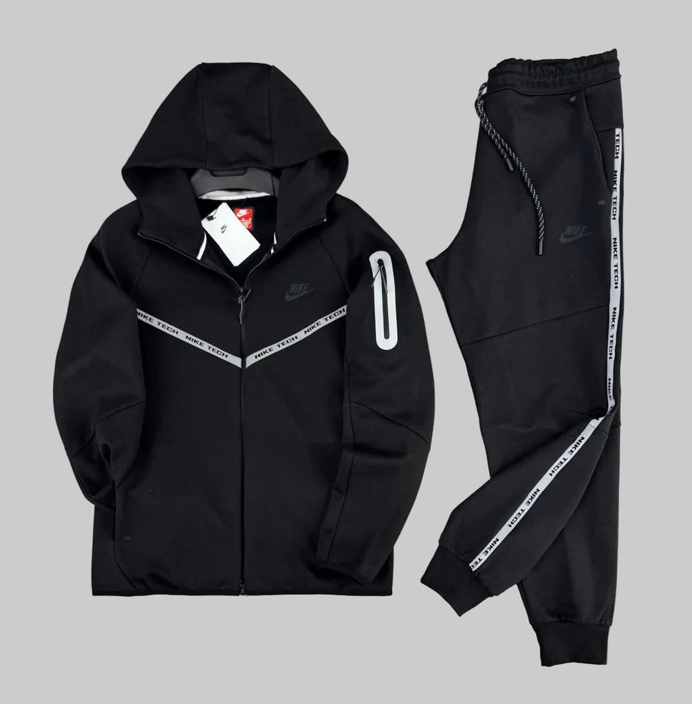 pánska tepláková súprava Nike Tech Fleece, čierna, z odsevnimi pásikovi a vreckom na rukáve
