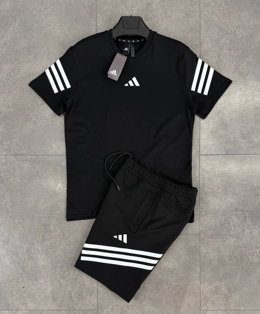 Pánska súprava Adidas, pozostáva z krátkych nohavíc a čierne tričká s bielymi pruhmi. Vynikajúca kvalita.
