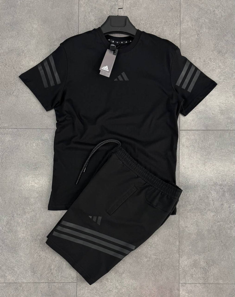 Pánska súprava Adidas, pozostáva z krátkych nohavíc a čierne tričká s sivými pruhmi. Vynikajúca kvalita.
