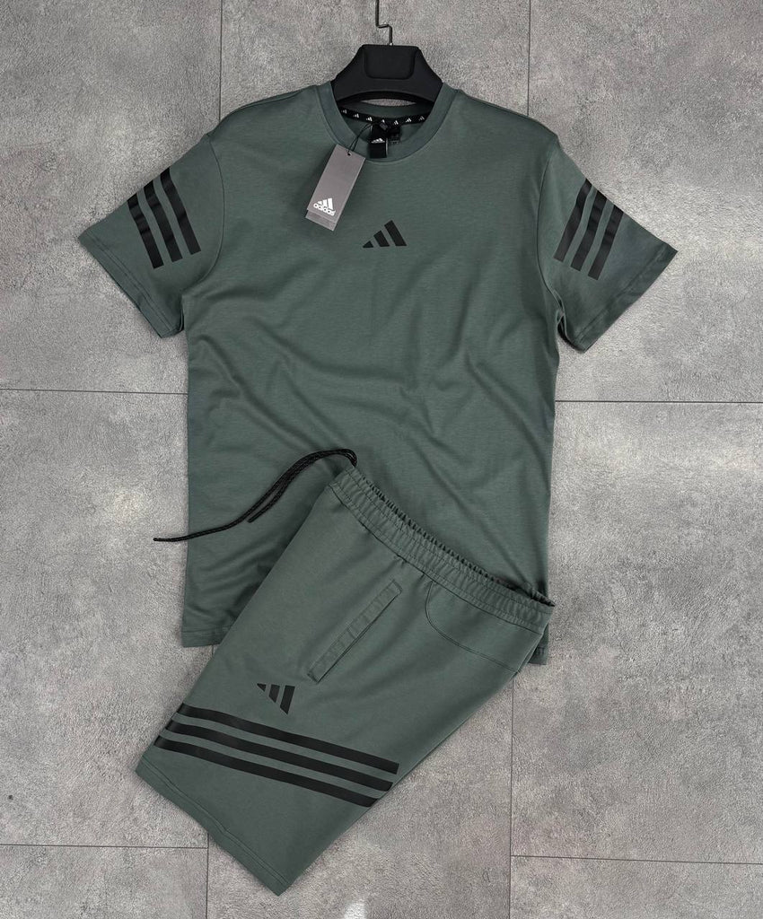 Pánska súprava Adidas, ktorú tvoria krátke nohavice a zelenkastá-sivá tričko s sivými pruhmi. Vynikajúca kvalita.