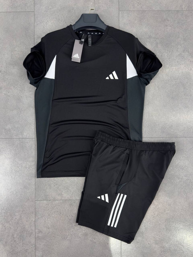 Pánska súprava Adidas, pozostáva z krátkych nohavíc a čierne tričká s bielymi pruhmi. Vynikajúca kvalita.