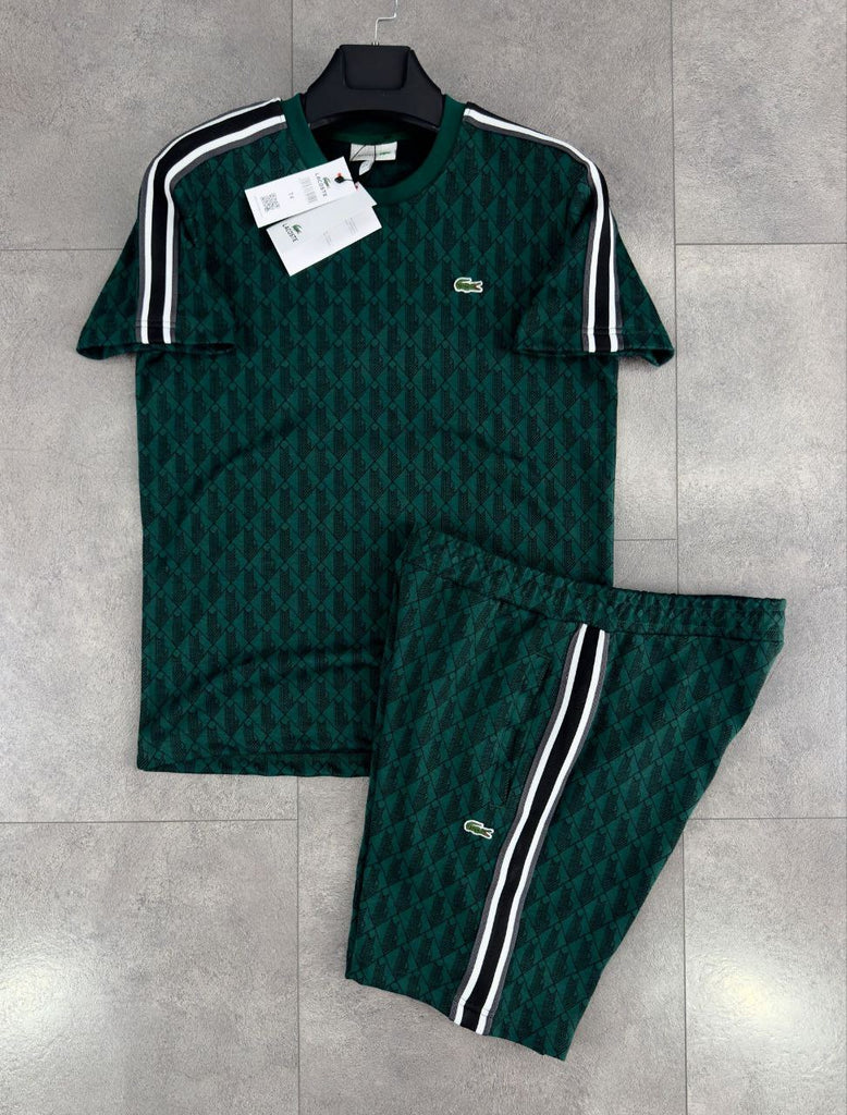 Pánska súprava Lacoste, tričko a krátke nohavice v tmavozelenej farbe so žakárovým monogramom.