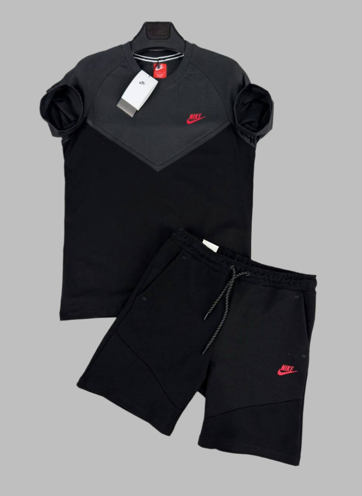 Pánska súprava Nike Tech Fleece, ktoré tvoria dvojfarebné tričko s krátkymi rukávmi, grafitová a čierna a čierne krátke nohavice. Vynikajúca kvalita.
