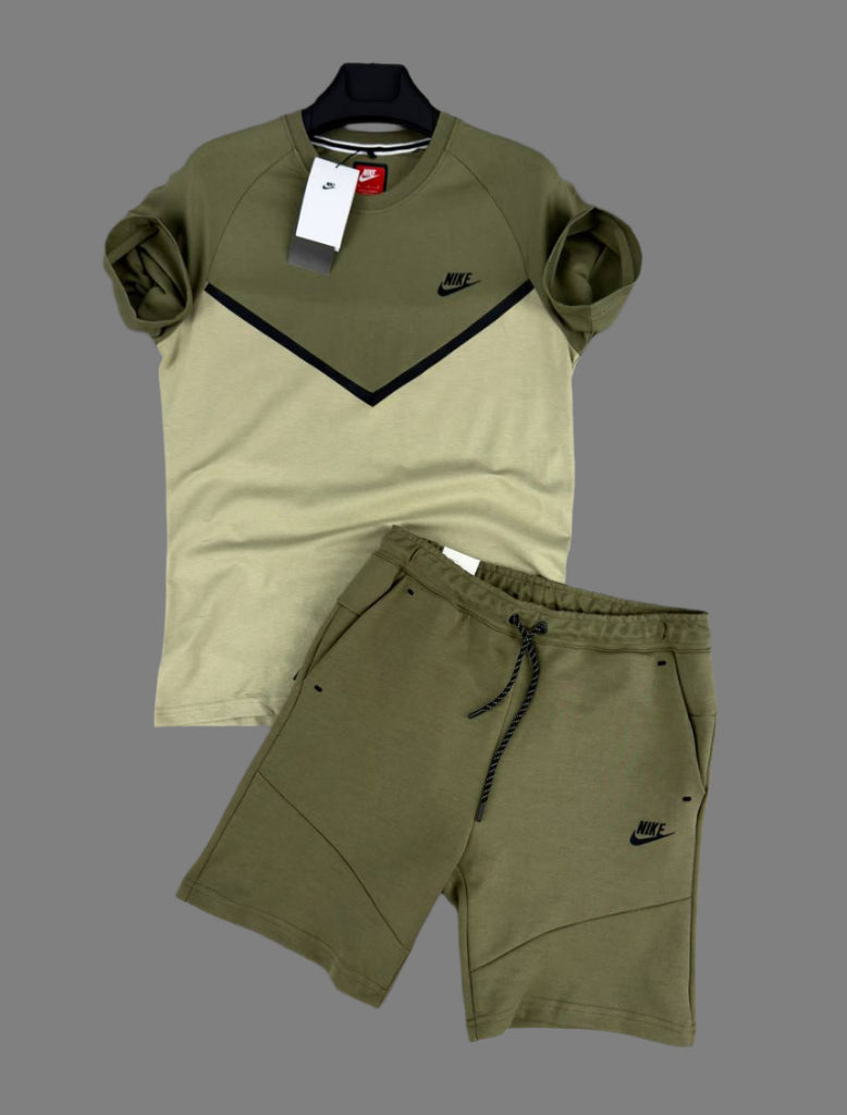 Pánska súprava Nike Tech Fleece, pozostáva z tričká a krátkych nohavíc v olivovozelenej farbe.