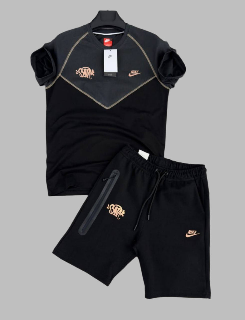 Pánska súprava Nike Tech Fleece "SYNA", ktoré tvoria dvojfarebné tričko s krátkymi rukávmi, grafitová a čierna a čierne krátke nohavice. Vynikajúca kvalita.