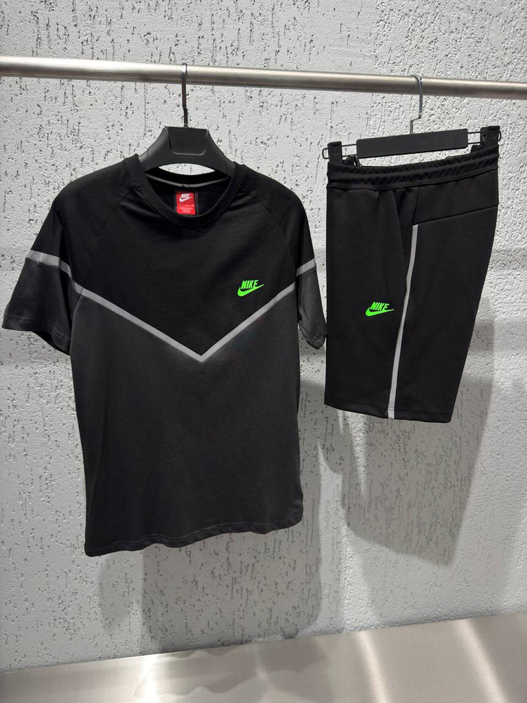 Pánska súprava Nike Tech Fleece, pozostáva z čiernych krátkych nohavíc a čierne-grafitové tričká. Vynikajúca kvalita.