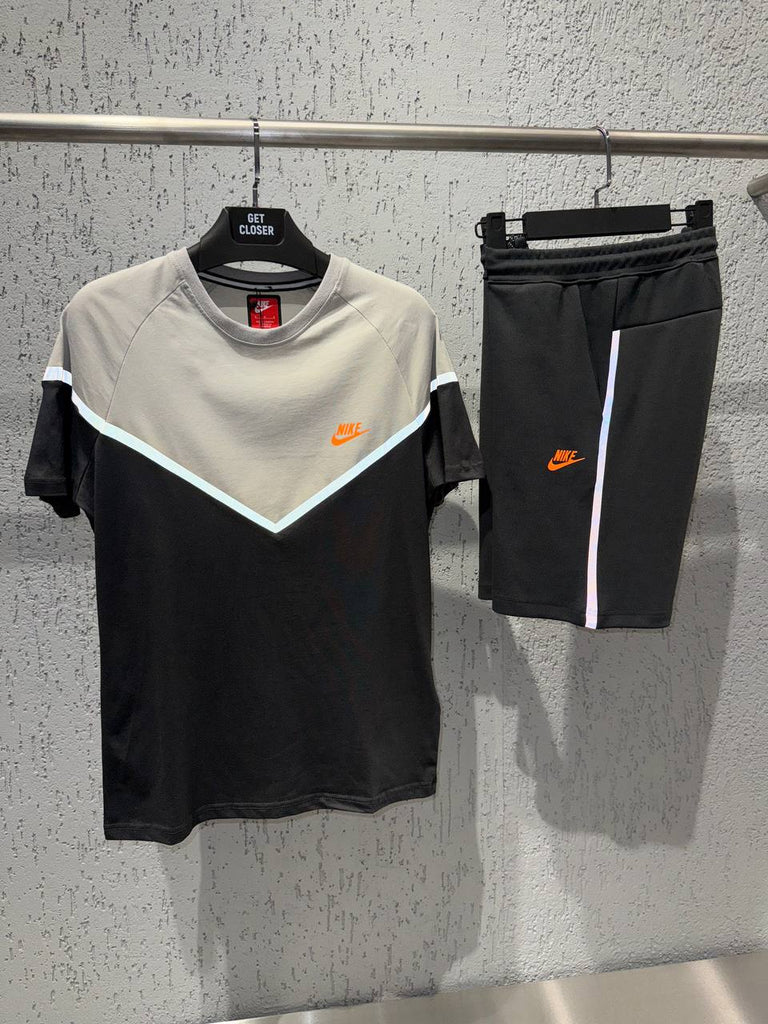 Pánska súprava Nike Tech Fleece, pozostáva z čiernych krátkych nohavíc a béžová-čierne tričká. Vynikajúca kvalita.