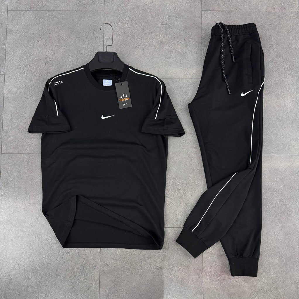 Pánska súprava Nike 'Nocta', tričko a dlhé nohavice v čiernej farbe, s bielym pásikom a emblémom na rami.