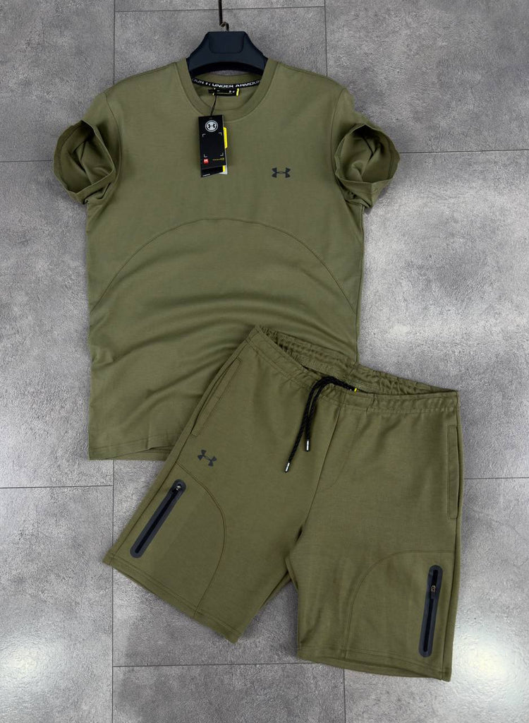Pánska súprava UNDER ARMOUR, pozostáva z olivno zelené tričká a krátkych nohavíc.